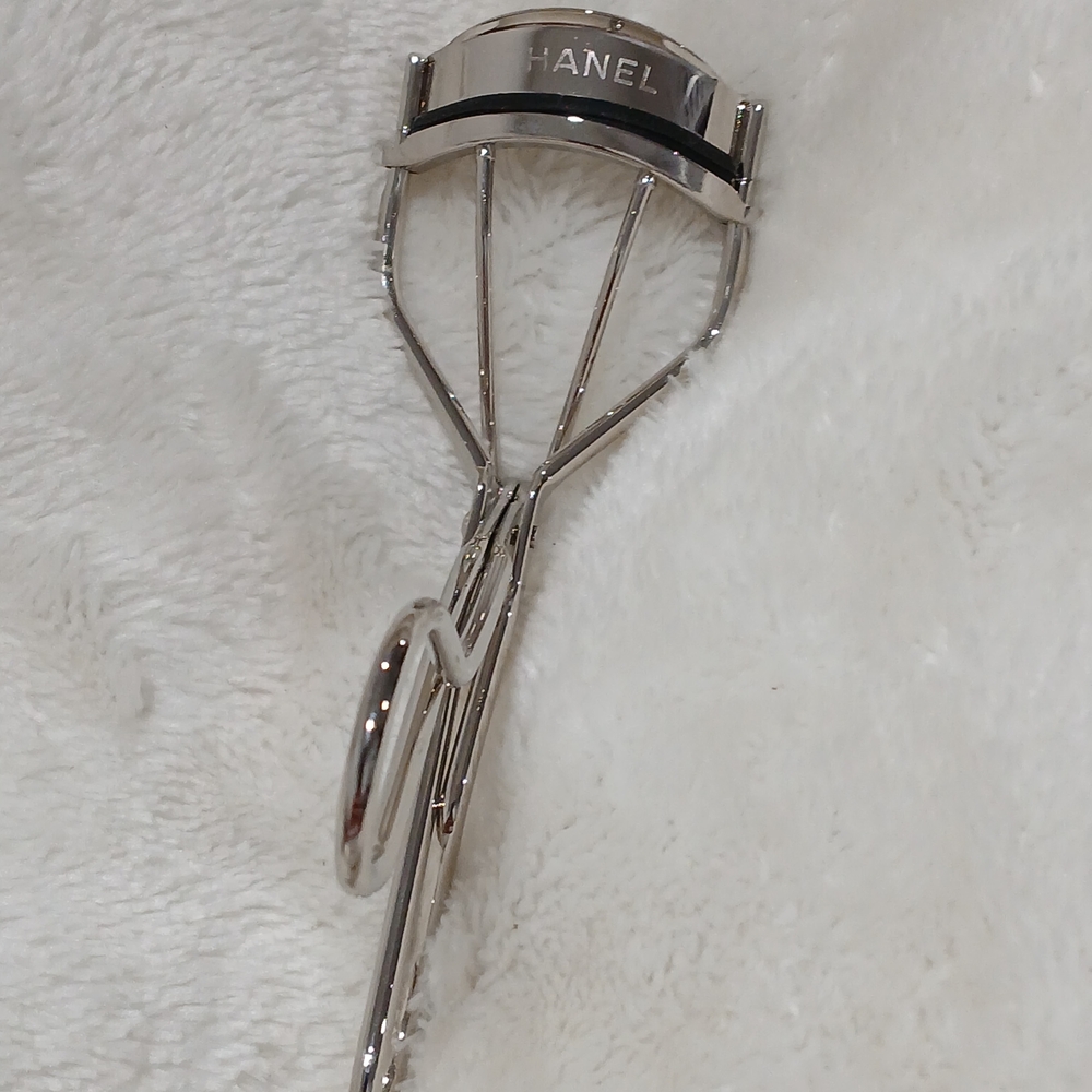 CHANEL Silver Eyelash Curler - Picture 1 of 4